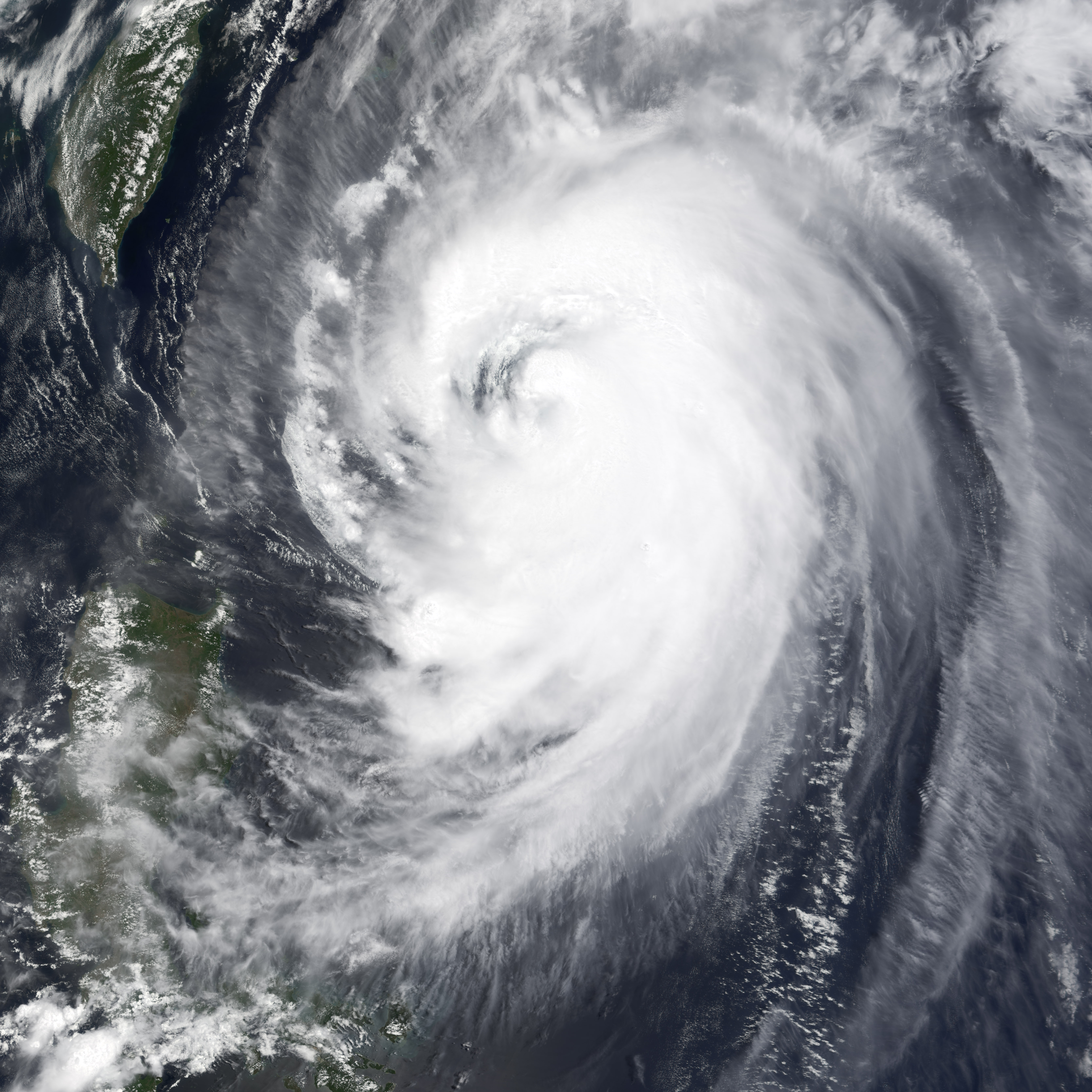 Тайфун в Китае. Тайфун-2. Тайфуны обрушиваются на побережья островов. Тайфун скорость ветра км/ч. Мощный тайфун тапа